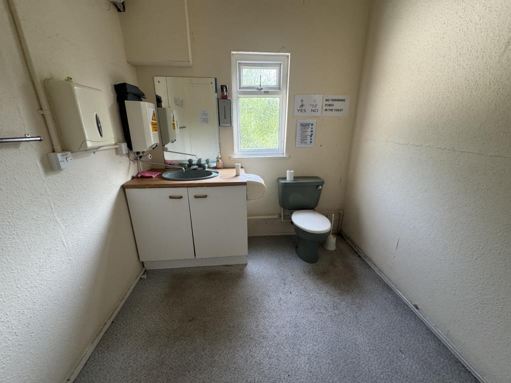 Lot: 28 - VACANT COMMERCIAL UNIT ARRANGED OVER THREE FLOORS AND SEPARATE WORKSHOP UNIT - W.C